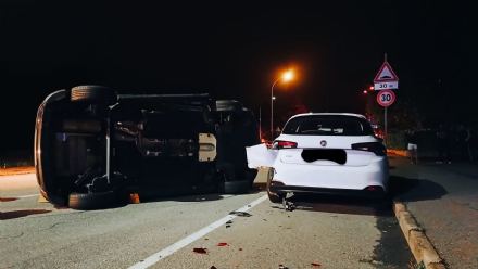 INCIDENTE A PIANEZZA - Spunta un animale e perde il controllo dell'auto, che si ribalta - FOTO