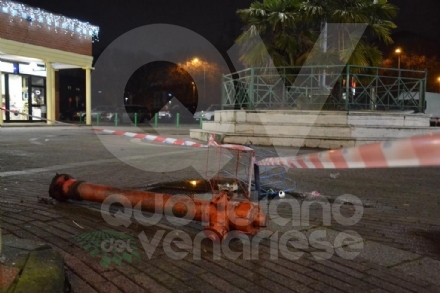 GRUGLIASCO - VANDALI in azione: idrante preso a calci, piazzetta allagata