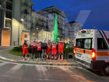 RIVOLI - Buon compleanno Croce Verde: illuminato di verde l'Obelisco - FOTO