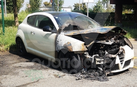 VENARIA - Auto in fiamme nella notte in via Di Vittorio: indagano i carabinieri
