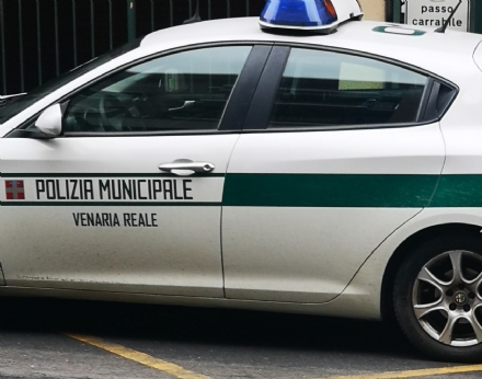 VENARIA - Investita da un'auto in retromarcia mentre aspetta i nipoti: donna in ospedale