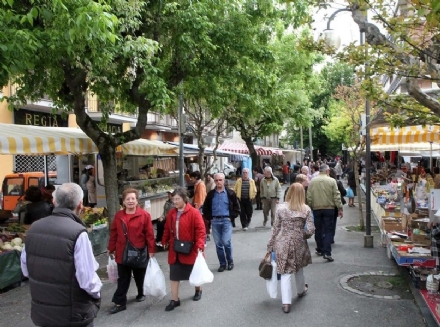 VENARIA - Meno del 50% degli ambulanti ha detto «sì»: annullati i mercati rionali del 14 e 15