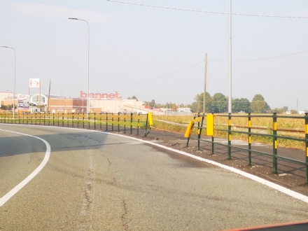 CASELLE - Perde il controllo dell'auto e sfonda le protezioni della pista ciclabile