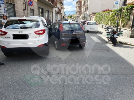 INCIDENTE A VENARIA - Tamponamento fra due auto, due feriti: uno è di ROBASSOMERO - FOTO