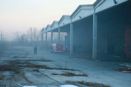 BORGARO - A fuoco i capannoni della ex Ergom: bruciati pneumatici e immondizia