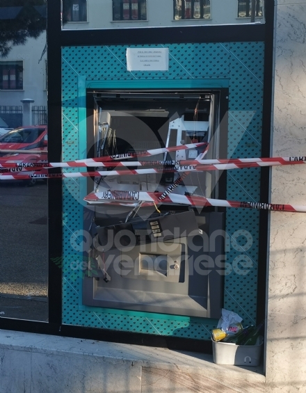 VENARIA - Esploso nella notte il bancomat della banca Carige: banditi fuggiti a mani vuote