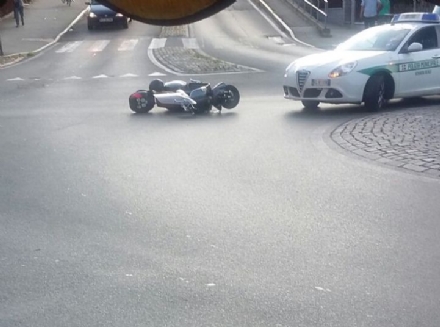 VENARIA - Incidente fra auto e Vespa alla rotonda di corso Garibaldi: un ferito