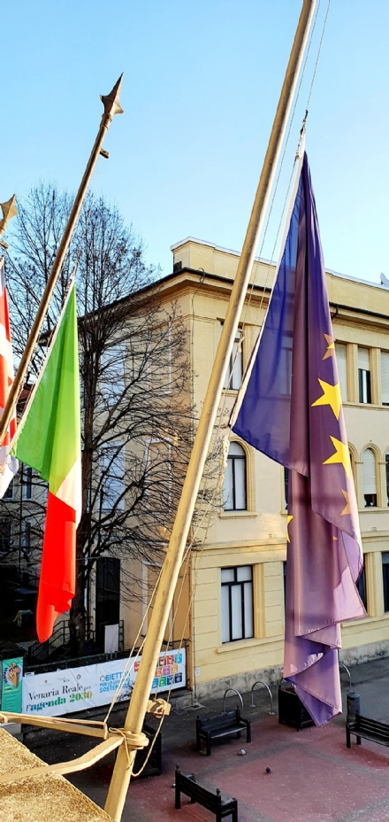 VENARIA - Bandiere a mezz'asta in municipio in occasione dei funerali di David Sassoli