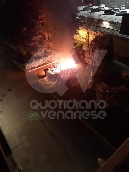 BORGARO - Incendio nella notte: distrutti i bidoni della raccolta differenziata