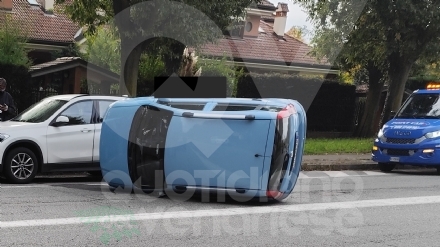 INCIDENTE A VENARIA - Auto si ribalta in via Barbi Cinti: colpite altre due vetture parcheggiate - FOTO