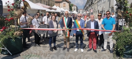 VENARIA - Iniziata la «Festa delle Rose»: due giorni all'insegna di fiori, prelibatezze e spensieratezza - FOTO