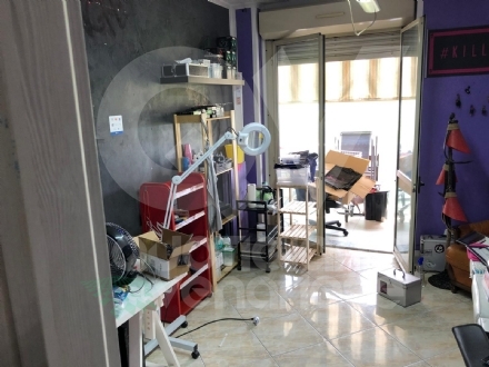 BORGARO - L'appartamento trasformato in un negozio di tatuaggi abusivo: 34enne nei guai