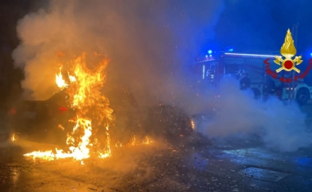 INCENDIO A BORGARO - Ignoti danno fuoco a tre auto in una carrozzeria: indagano i carabinieri