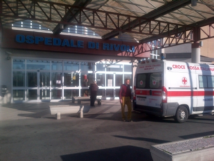 RIVOLI - Colto da raptus, aggredisce medico e infermieri del pronto soccorso: denunciato