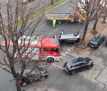INCIDENTE A RIVOLI - Auto si ribalta in corso Francia: conducente ferito - FOTO