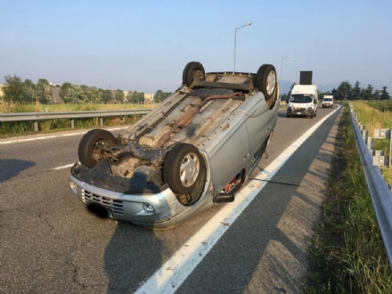 TORINO-RIVOLI - Si ribalta con l'auto mentre va a lavoro: ferito 28enne rivolese