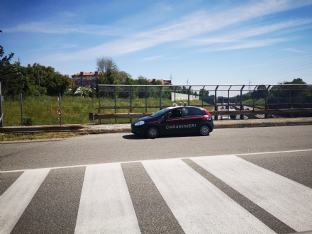 VENARIA - Voleva buttarsi dal ponte di via Amati: ragazzo salvato da passante e carabinieri