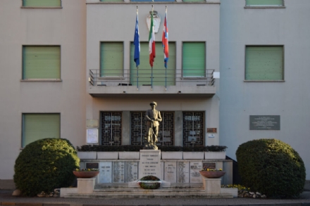 GRUGLIASCO - Taglia la recinzione del monumento ai Caduti: 78enne denunciato