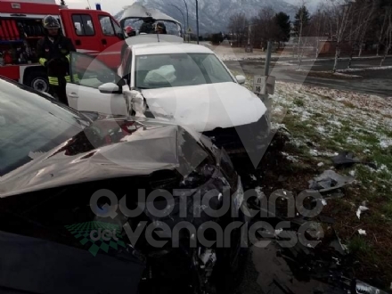 ALPIGNANO - Violento scontro frontale vicino alla ex Philips: un ferito - FOTO