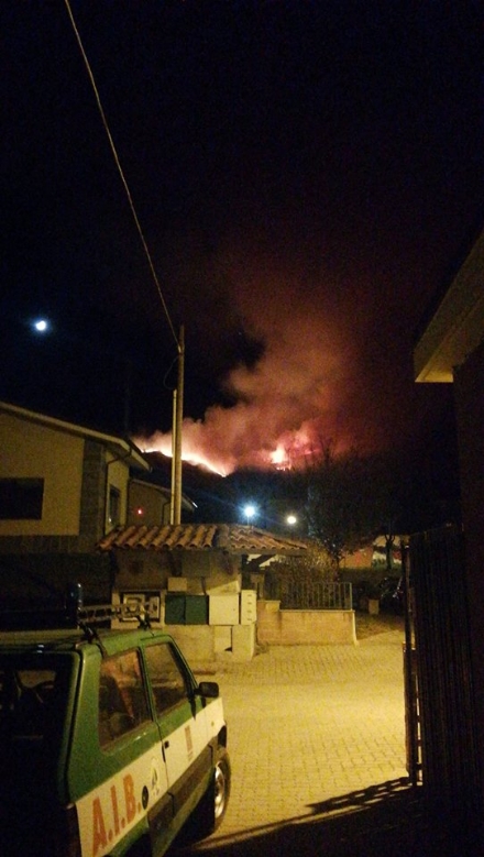 GIVOLETTO - La montagna ha ripreso a bruciare: squadre di nuovo in azione per evitare il peggio