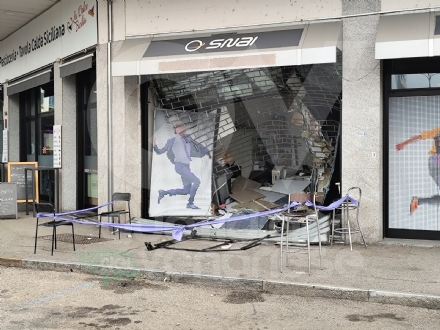 VENARIA - Spaccata al centro scommesse: con un fuoristrada sfondano la vetrina - FOTO