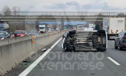 INCIDENTE IN TANGENZIALE A BORGARO - Auto ribaltata: traffico letteralmente in tilt - FOTO