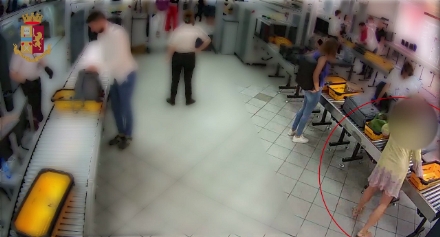 CASELLE - Ruba un Rolex e un bracciale ad una passeggera: denunciata una imprenditrice