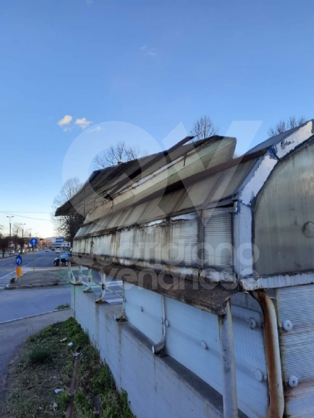 VENARIA - Raffiche di vento in città: scoperchiata la tettoia del sottopasso di corso Garibaldi