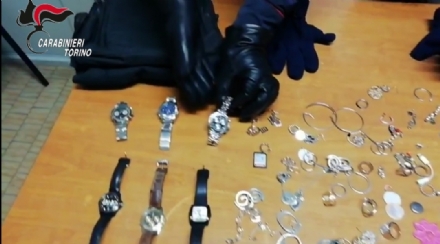 CASELLE - Sorprendono i ladri scappare dalla loro abitazione: i carabinieri ne arrestano uno