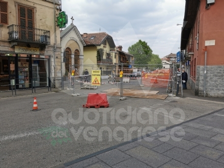 VENARIA - Voragine in strada: chiusa al traffico via Canale, all'incrocio con via Tripoli