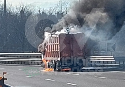 INCIDENTE IN TANGENZIALE A RIVOLI - Autocarro in fiamme, lunghe code - FOTO