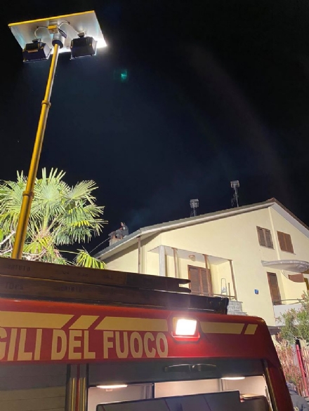 BORGARO - A fuoco un camino in una palazzina di via Lattes: intervento dei vigili del fuoco