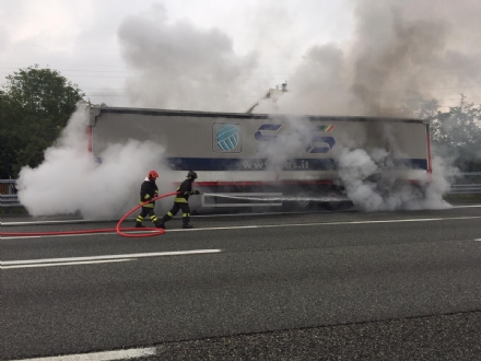 VENARIA-BORGARO - Il motore del tir prende fuoco: caos in tangenziale