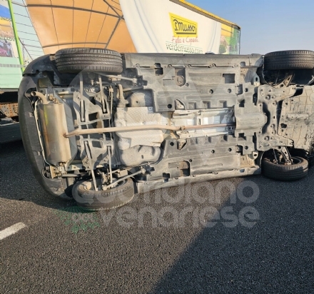 INCIDENTE IN TANGENZIALE - Auto si ribalta dopo lo scontro: una persona ferita - FOTO