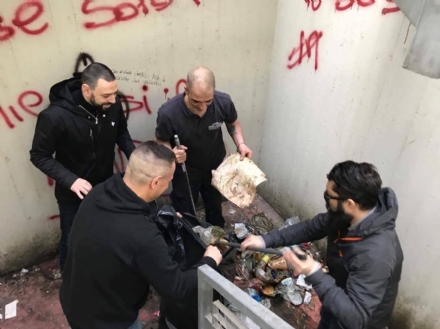 VENARIA - Casa Pound ripulisce il parcheggio "Pettiti"
