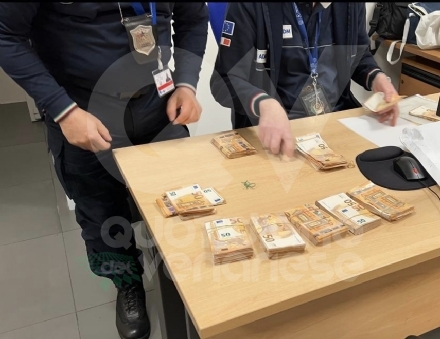 TORINO-CASELLE - Controlli in aeroporto: intercettati 100mila euro in contanti non dichiarati