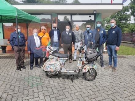 VENARIA - Il «Vespa Club» incontra Andrea Fucile, il 36enne che vuole girare il mondo in Vespa - FOTO