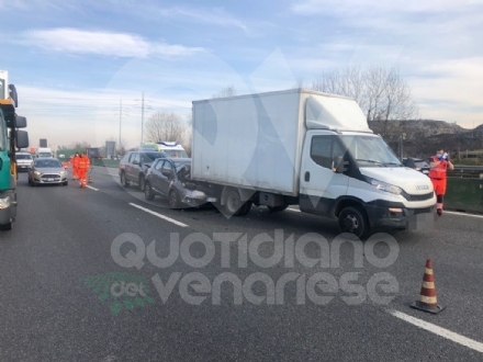 VENARIA - Code e disagi in tangenziale: tamponamento auto-furgone, due feriti - FOTO