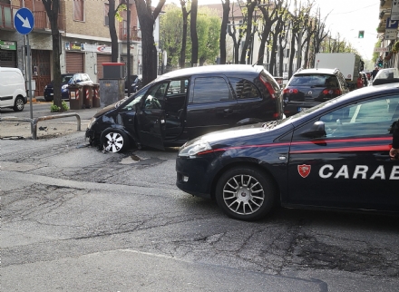 VENARIA - Provoca l'incidente, ma all'arrivo dei carabinieri di lui non c'è traccia