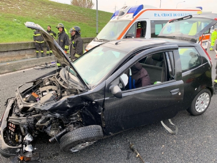 VENARIA - Pauroso incidente: auto finisce contro i jersey in cemento, ferito venariese del '98