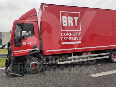 COLLEGNO - Incidente in tangenziale: cinque mezzi coinvolti, un ferito - FOTO