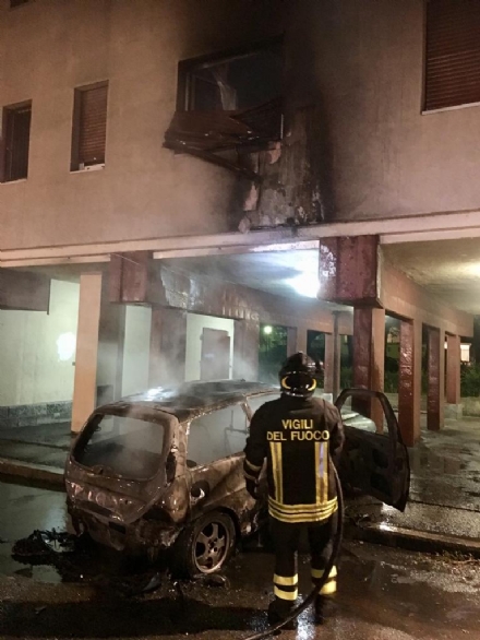 VENARIA - Auto a fuoco in via San Marchese: fiamme fino al secondo piano, residenti scappati