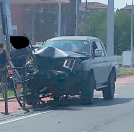 INCIDENTE A BORGARO - Fuoristrada abbatte le protezioni in ferro della ciclabile