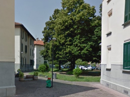 VENARIA - Bocconi sospetti in piazza Montelungo. I carabinieri indagano ma cresce la paura