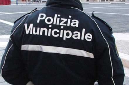 VENARIA - Pizzicato a fare il parcheggiatore abusivo, lancia oggetti contro i civich: denunciato