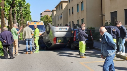 VENARIA - Si ribalta con l'auto tra via Barbi Cinti e corso Matteotti: ferite madre e figlia