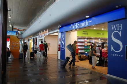 CASELLE - Si ampliano i negozi all'interno dell'aeroporto «Sandro Pertini»: arriva WHSmith