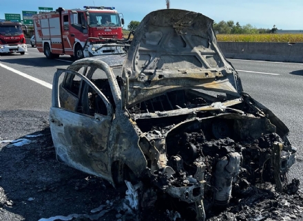 RIVOLI - Auto divorata dalle fiamme: paura in tangenziale - FOTO