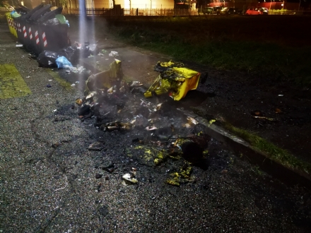 VENARIA - Cassonetti incendiati in via Castagneri e in corso Garibaldi