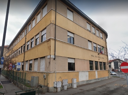 VENARIA - Classi del liceo alla media Lessona. I genitori: «avvisati in ritardo della decisione»